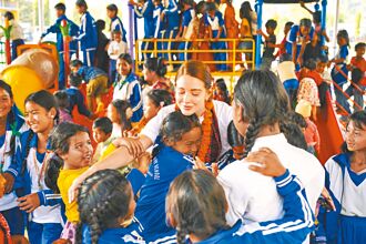 安妮尼泊爾獻愛 強震過後至今不敢獨睡