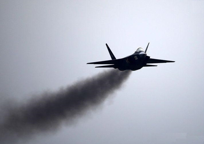 喷射战机的发动机冒出黑烟有可能是发动机性能不佳造成，也可能是吸入异物或战机释放燃油。（图／腾讯网）