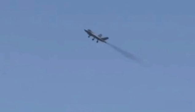 网传影片中歼-35机尾拉出一长条黑烟，让一些印度媒体藉机大作文章嘲讽中共的发动机技术。（图／腾讯网）