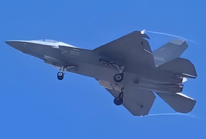 微博上出现的疑似第3架舰载歼-35原型机的图片。（图／微博）