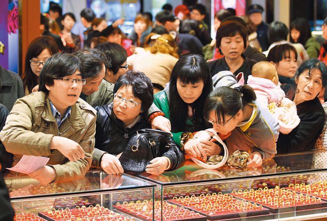 大陆大妈的超强黄金消费能力让市场咋舌。（示意图/中新社）