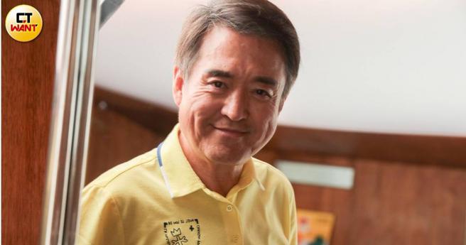 检场在接受本刊访问时笑谈拍戏趣事，还爆料陈亚兰牌技一流。（图／林士杰摄）