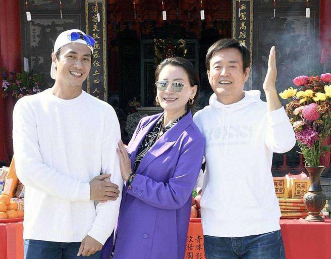 检场（右）在华视新戏《勇气家族》中饰演陈亚兰歌仔戏班里的和事佬。（图／华视提供）