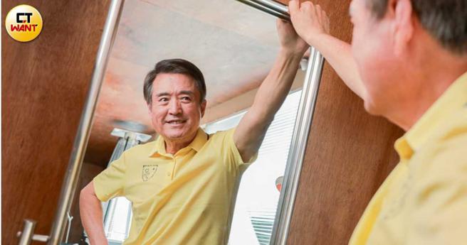 在老婆李翊君和女儿王敏淳之间，检场遇到母女吵架，他同样是扮演两边安抚劝和的角色。（图／林士杰摄）