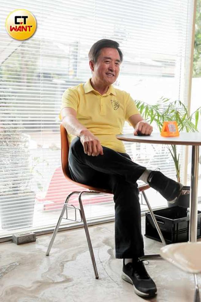 纵使年纪不轻，但检场每周的运动量颇大，许多年轻人都比不上。（图／林士杰摄）