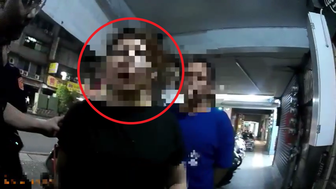 婦人到檳榔攤應徵被打槍，隔天卻上門來搶錢，半小時後被警方逮捕送辦。（翻攝畫面）