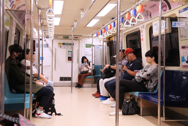 阿婆搭捷运有位子不坐，硬逼「韩国客让博爱座」，引起讨论。（示意图：shutterstock／达志）