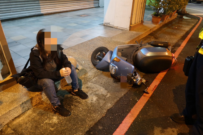 廖姓女子连人带车自摔，刚好倒在派出所旁，被活逮酒驾送法办。（翻摄画面）