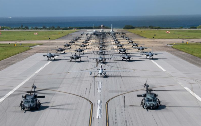冲绳嘉手纳基地驻日美军「大象走路」，40余架各型战机秀拳头。(翻摄嘉手纳空军基地脸书)