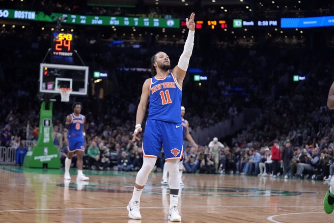 布朗生進球後比出手槍手勢慶祝。(美聯社)