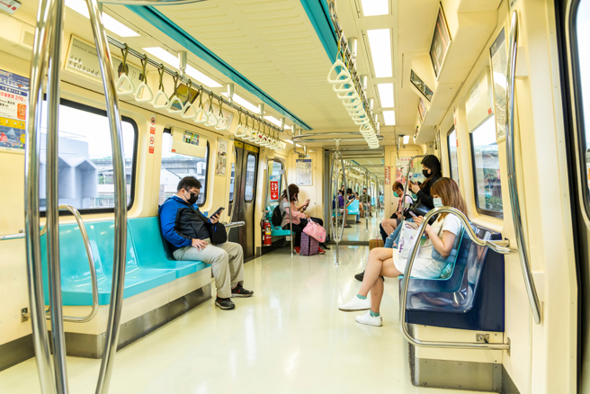 一名男網友搭捷運看到位子就坐，對面阿姨超震驚，原來他坐的地方根本不是位子。（圖：shutterstock／達志）