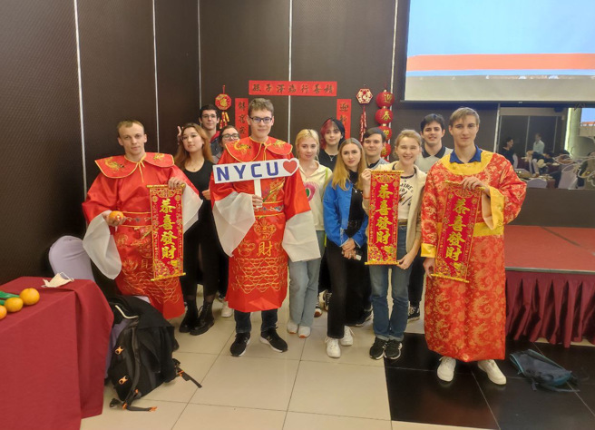 Mariia(右三)入境随俗，农历年和同学一起穿上应景服饰。（阳明交大电机学院提供）