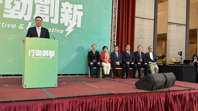 准阁揆卓荣泰（左起）12日举行内阁人事发布会，准行政院秘书长龚明𨫎出席，新内阁成员包括内政部长刘世芳、交通部长李孟谚、法务部长郑铭谦、教育部长郑英耀、文化部长李远（小野）。（姚志平摄）