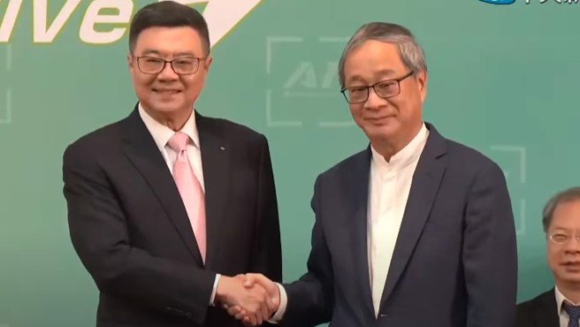 准阁揆卓荣泰（左）12日举行内阁人事发布会，文化部长由李远（小野）出任。（截自中天新闻直播）