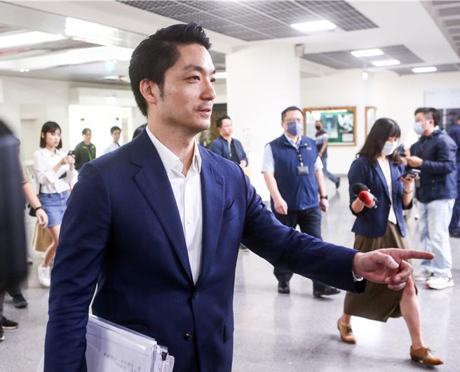 台北市長蔣萬安12日赴市議會專案報告前受訪。針對市府地下室的「府宴餐廳」有食安疑慮糟解除合約，蔣萬安表示市府絕對是以最高標準檢視，接下來也會確保服務銜接順利，確保市府同仁權益。（鄧博仁攝）