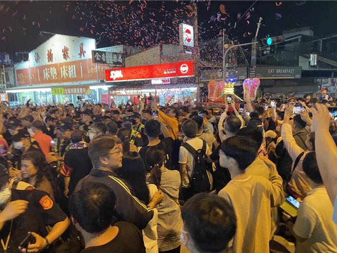 大甲媽祖每次遶境行經彰化市時，都吸引許多信眾隨行。（警方提供／孫英哲彰化傳真）
