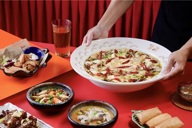 「溜溜酸菜鱼专卖店」首度挥军北上，插旗桃园中坜，4月12日开幕当天推出全品项半价优惠，午、晚餐各限50组。(汉来美食提供)