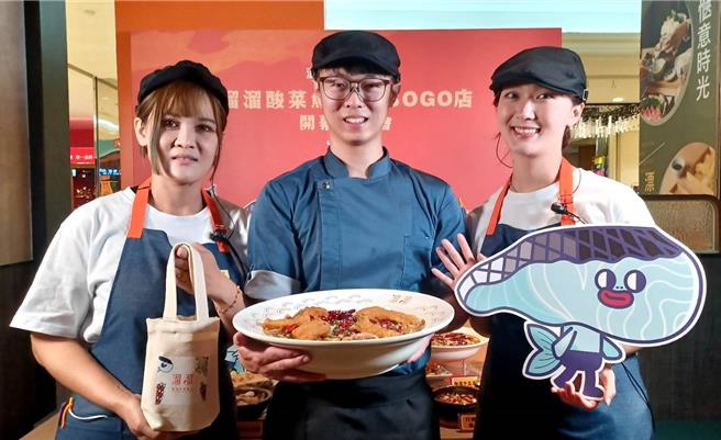 内用消费出示与店外的「溜溜」打卡墙合照并线上评论，即赠沁凉饮品1杯；消费满1688元再赠「袋去溜溜」吉祥物环保杯袋1个。(陈韵萍摄)