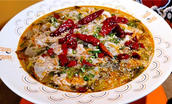 「溜溜酸菜鱼」提供肉食主义者们加料与单点肉品的选择，特选牛五花与肥瘦适中的猪五花，吸满酸爽汤头，大口吃肉很满足。(陈韵萍摄)  图说5