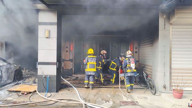 台中市大雅區11日發生住宅火警，消防隊員抵現場後，從起火房屋隔壁布水線搶救。（台中市消防局提供／陳淑娥台中傳真）