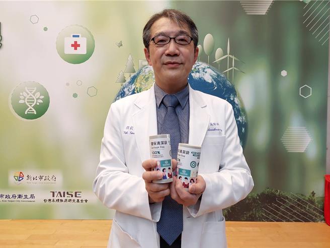 双和医院院长程毅君表示，双和医院把PE药罐回收制成环保垃圾袋。（陈慰慈摄）