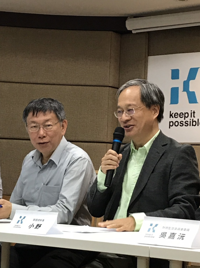 圖為2018年，時任台北市長柯文哲與競選總幹事李遠(小野)召開記者會。(報系資料照)