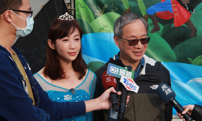 2024年立委選舉期間，時任民進黨立委候選人許淑華（左），邀請紙風車劇團演出並舉辦冰雪奇緣Elsa女王派對。而過去在柯文哲競選市長連任時，曾任其競選總幹事的紙風車文教基金會董事長「小野」李遠（右），也到場予以支持。（資料照/丁上程攝）