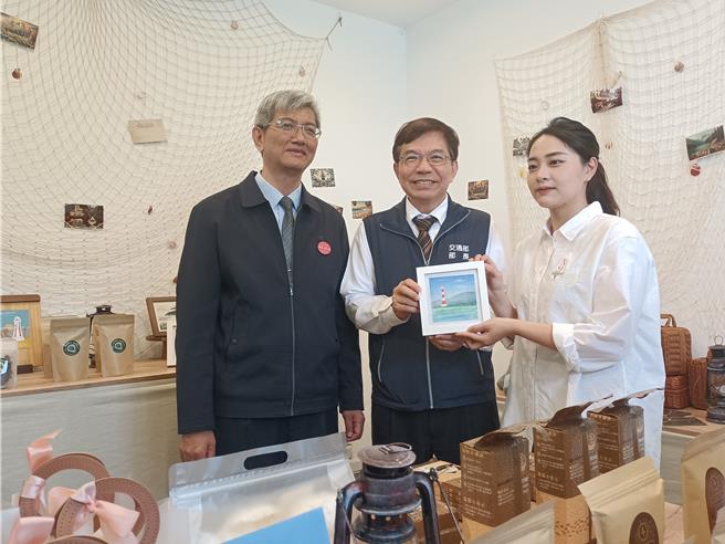 交通部長王國材今天（12日）出席高美燈塔民宿啟用活動。（陳淑娥攝）