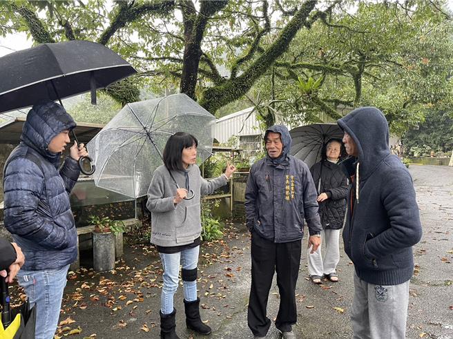 金山区重和六股林口施工改善前议员周雅玲（左二）前往会勘。（金山区公所提供／张铠乙新北传真）