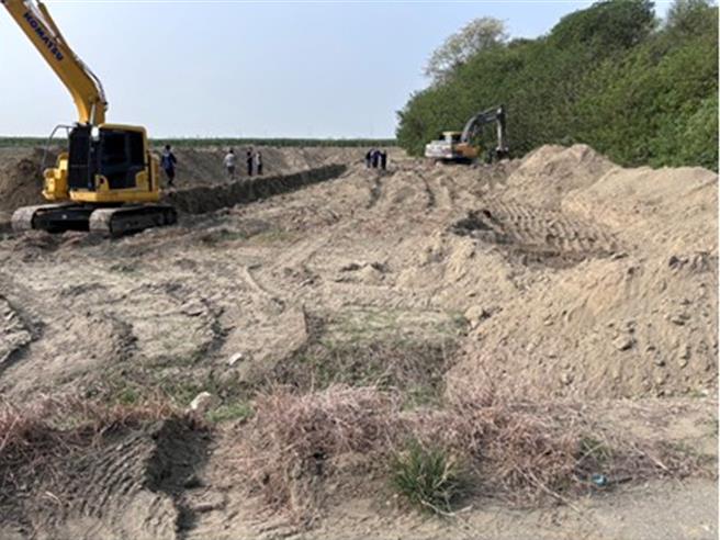 雲林地檢署來兩家營造廠的2架怪手在褒忠鄉台糖地挖2天找到被殺害武男的屍體。（雲林地檢署提供）