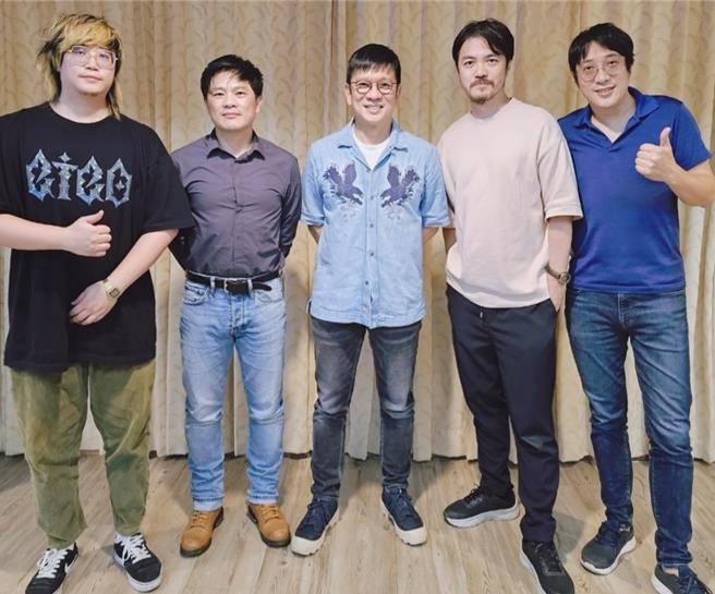 劉宗霖（左起）、蘇明淵、陳子鴻、王斯禹及藤井俊充擔任「2024南面而歌」評審。（新視紀整合行銷提供）