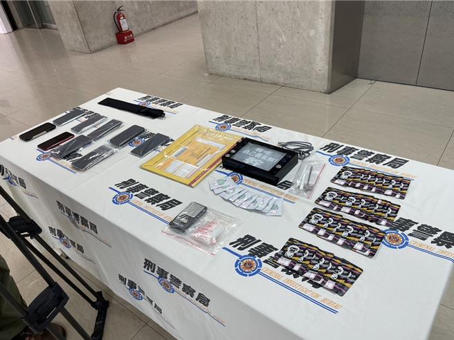 警方查扣到手机、国际快递包装等赃证物。（翻摄照片／林郁平台北传真）