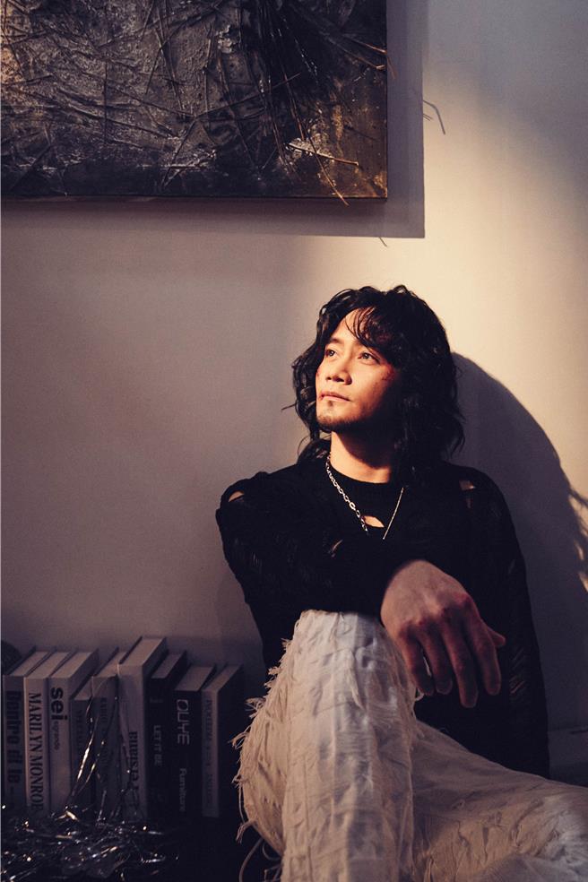 大Q秉洛推出新單曲〈至少我還有勇氣唱情歌（For you）〉。（索尼音樂提供）