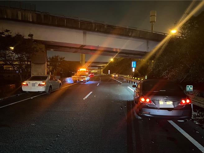 陈男下车后疑遭2车连撞，不幸当场毙命。（国道警方提供／林雅惠传真）