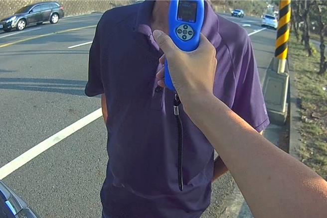 家住南部的林姓男子清晨開車赴台東工作，遭警攔查發現超速又酒駕。（大武警分局提供／蔡旻妤台東傳真）