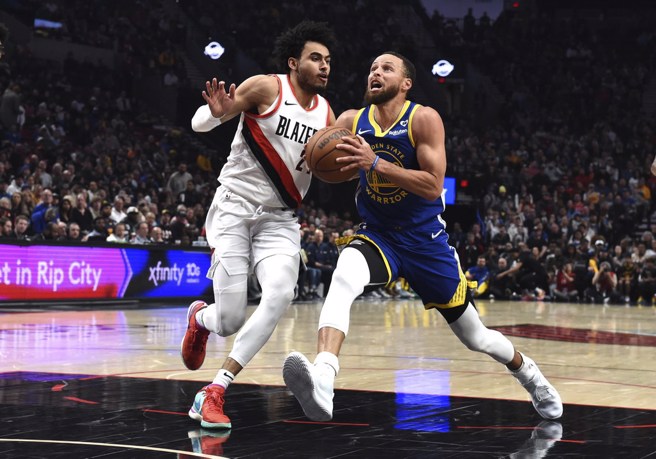 柯瑞今天手感雖然欠佳，仍有22分進帳。(美聯社)