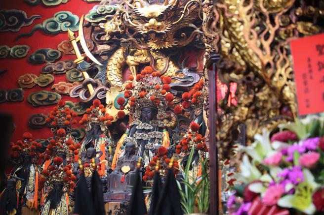 每年三月三日玄天上帝诞辰，阿里山受镇宫都会有枯球箩纹蛾飞来，并停留在玄天上帝衣冠上休息达半个月之久（图片来源：嘉义县政府提供）
