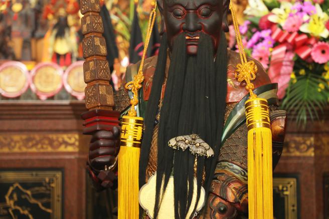 神蛾为「枯球箩纹蛾」，牠的招牌就是宛如猫头鹰眼睛的金色大眼纹，展翅起来约成人手掌的大小，顏色跟神衣上的刺绣相近（图片来源：嘉义县政府提供）