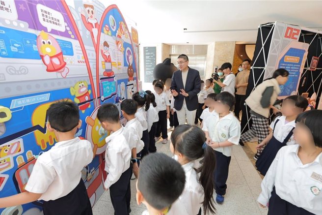 基隆市文化局自12日起于文化中心举办《我是未来太空小英雄！》互动特展，开展首日市长谢国梁担任「一日领航员」（后排站立者），与学童开心参观互动。（基隆市政府提供／徐佑升基隆传真）