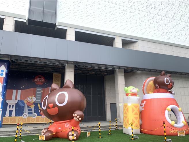 基隆市文化局邀请「KURORO太空学校」主题特展团队，12日起举办《我是未来太空小英雄！》互动特展。场外有可爱的KURORO大型充气公仔，并展示「ARRC前瞻火箭研究中心」移动发射控制中心。（徐佑升摄）