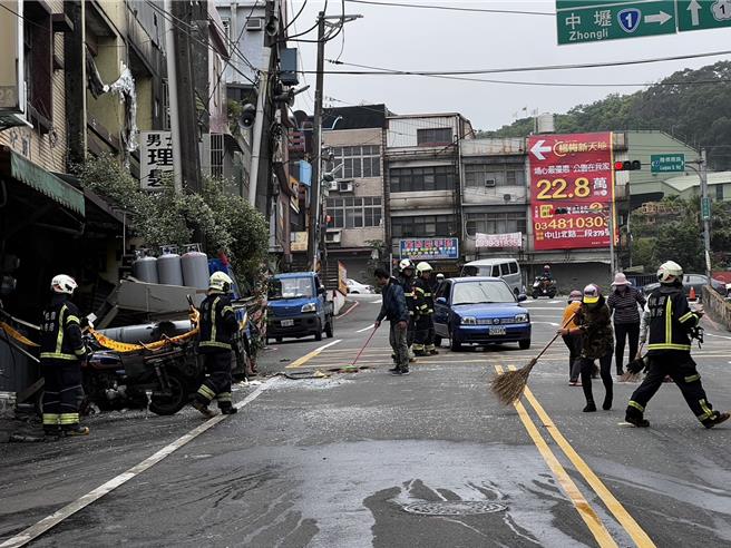 桃園平鎮某間瓦斯行12日中午發生瓦斯氣爆事件。（民眾提供／蔡明亘桃園傳真）