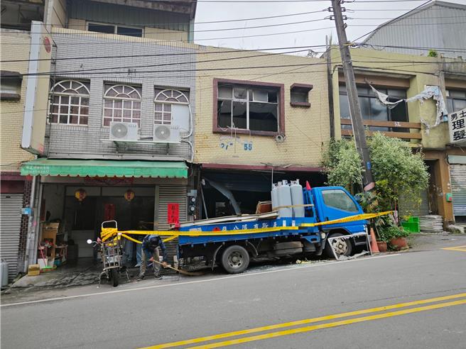 桃園平鎮某間瓦斯行12日中午發生瓦斯氣爆事件。（民眾提供／蔡明亘桃園傳真）