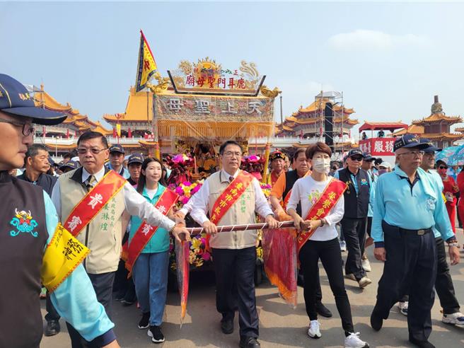 正统鹿耳门圣母庙的土城香遶境12日起跑，为期3天，台南市长黄伟哲（中）扶轿出驾。（程炳璋摄）