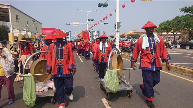 正统鹿耳门圣母庙的土城香遶境12日起跑，4名非洲蒲隆地国青年担任为神轿开路的锣手，十分吸睛。（程炳璋摄）