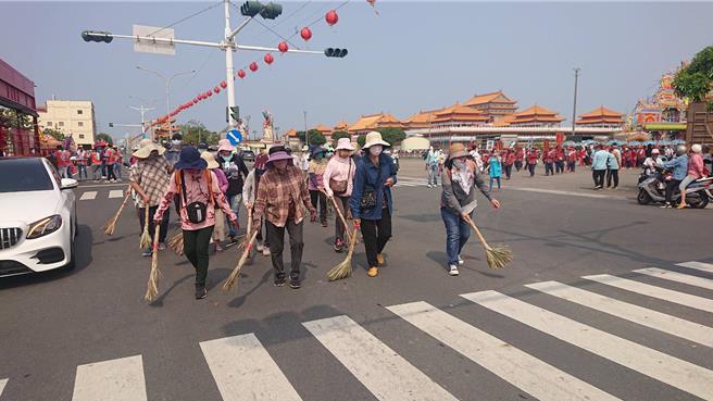 正统鹿耳门圣母庙的土城香遶境12日起跑，大妈祖神轿前有数十名婆妈扫地一路为妈祖开路，象徵可为自己扫除厄运，避免灾难。（程炳璋摄）