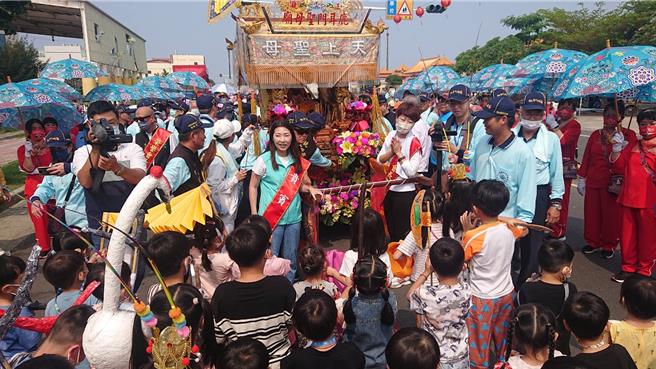 正统鹿耳门圣母庙的土城香遶境12日起跑，途经幼儿园，老师带着幼儿一起向妈祖神轿合掌祈福。（程炳璋摄）