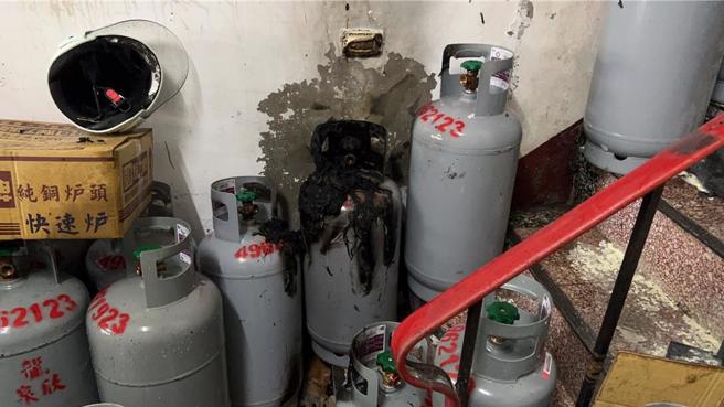 桃園平鎮南平路二段一間瓦斯行倉庫12日中午突然氣爆起火。（翻攝照片／蔡明亘桃園傳真）