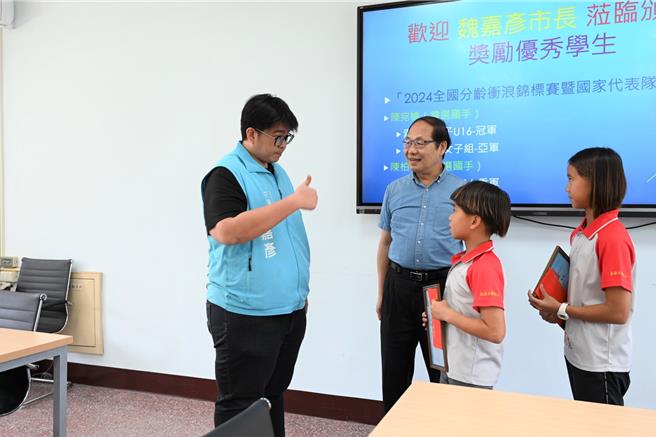 市长魏嘉彦（左）竖起大拇指，夸陈宛榆、陈柏榆姊弟好棒。（花莲市公所提供／王志伟花莲传真）
