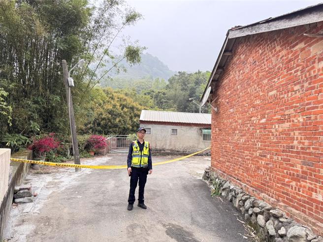 尖石乡嘉乐村12日发生一起枪击命案，现场已拉起封锁线。（横山分局提供／邱立雅竹县传真）