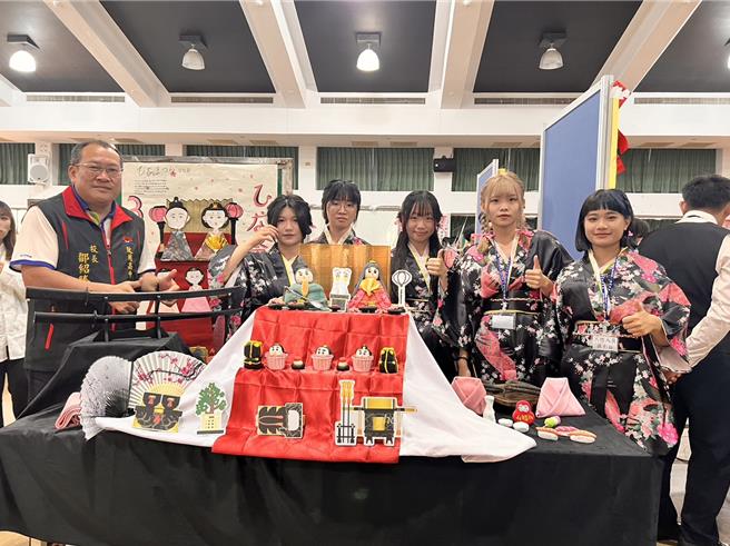 致用高中11日舉行美容科及餐旅群科畢業展演，校長鄒紹騰（左一）與同學開心合影。（致用高中提供）